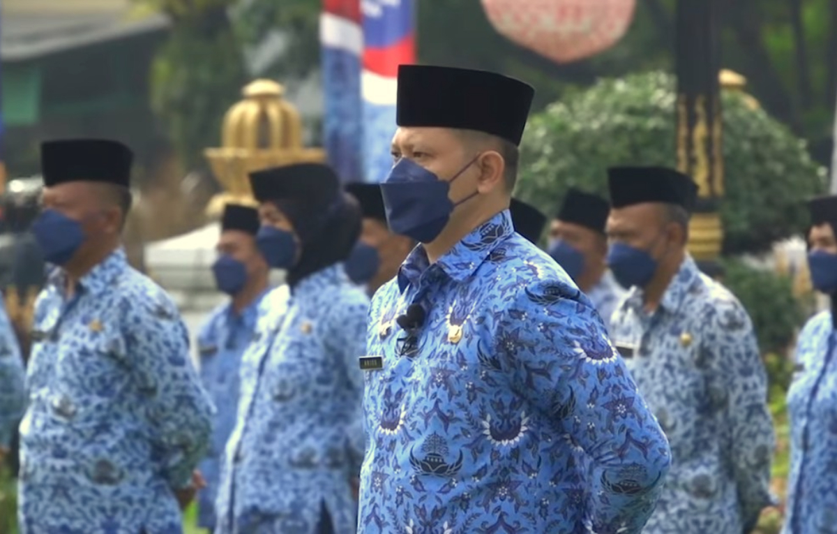 Para PNS sedang mengikuti upacara.