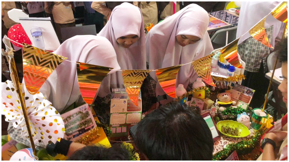 Siswa SMAIT Ummul Quro saat memamerkan penelitian ilmiahnya di event Expo Propil