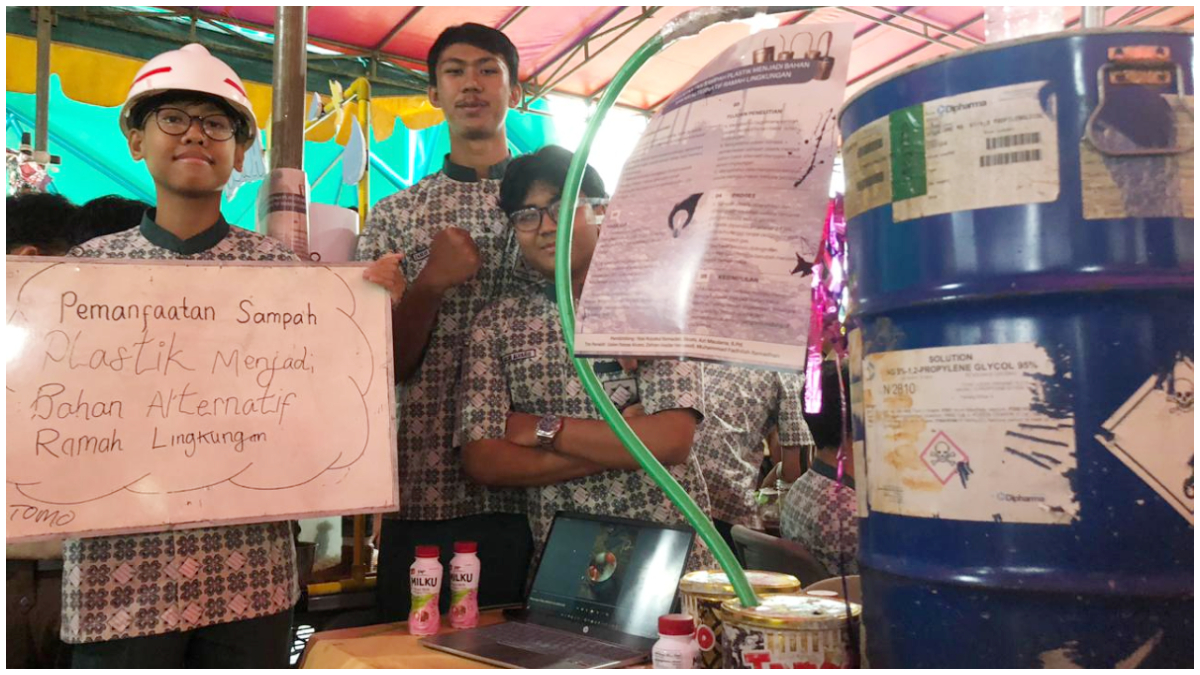 Fadil (Pakai Helm) saat ditemui di event Expo Propil SMAIT Ummul Quro.