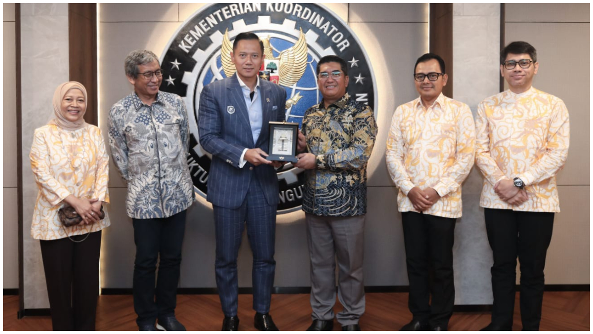 Menko IPK AHY bersama&nbsp;Rektor UI, Prof Heri Hermansyah, usai pertemuan&nbsp;di Kantor Kemenko IPK di Jakarta Pusat.