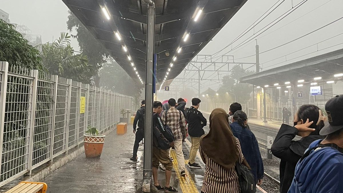 Atap stasiun commuterline KAI yang diprotes pengguna KRL.