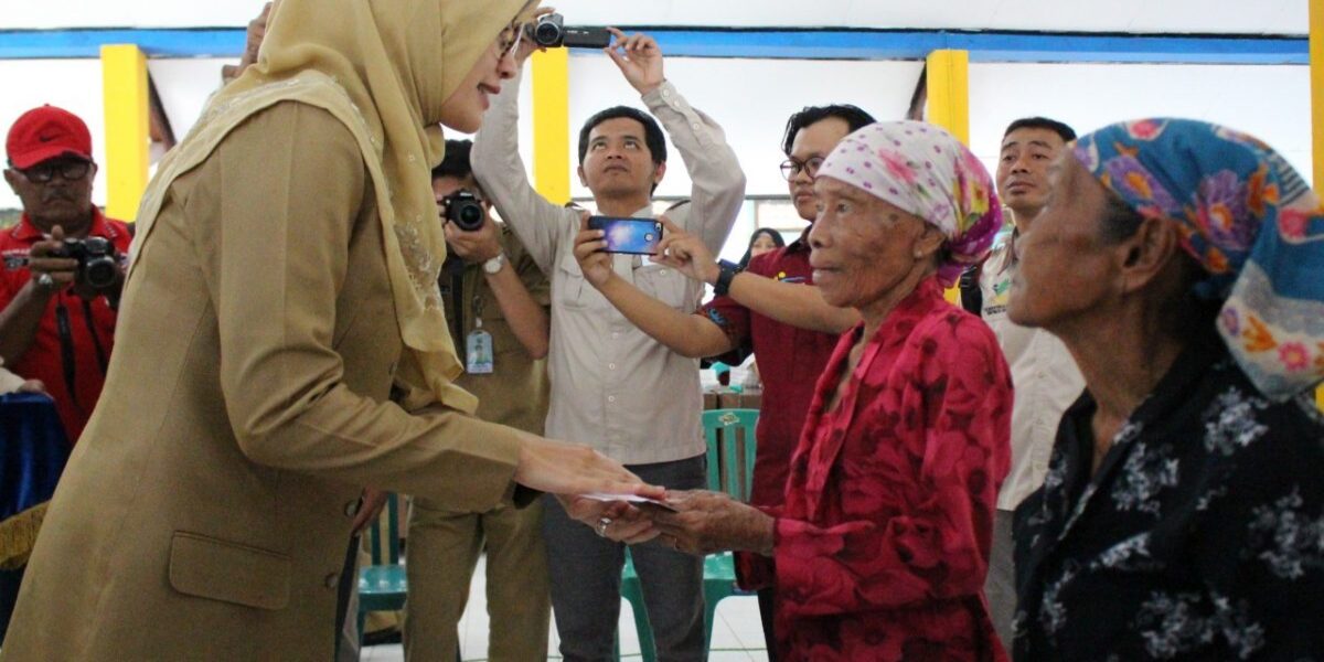 Ilustrasi penyaluran bantuan sosial kepada penerima manfaat.