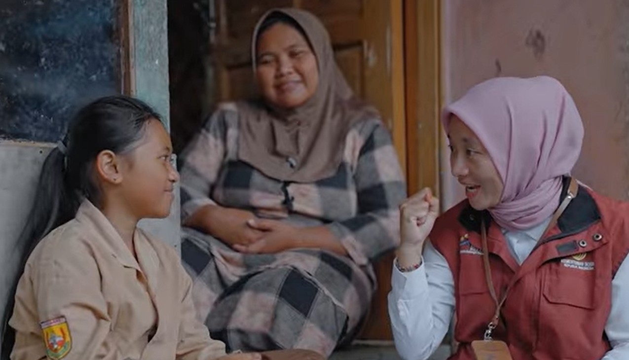 Ilustrasi pendamping sosial memberi penjelasan saldo bansos Rp1,2 juta yang diterima KPM