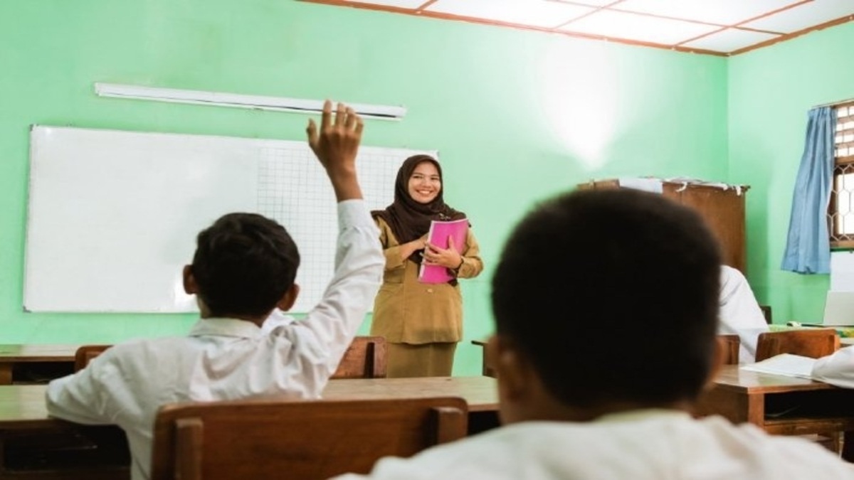 Ilustrasi guru penerima TPG sedang mengajar di kelas.