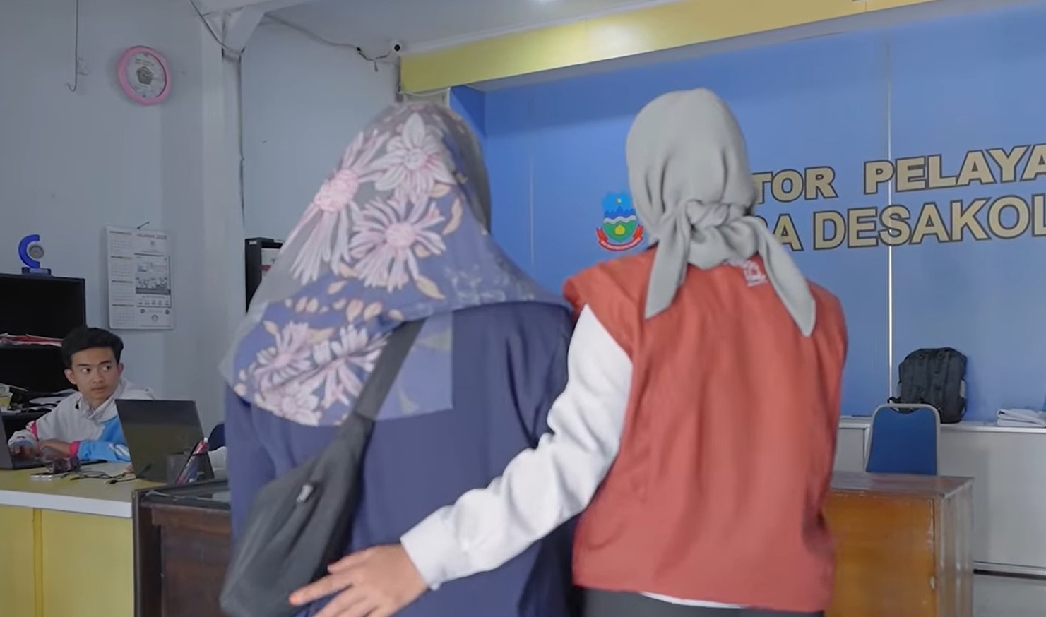 Ilustrasi KPM yang mendapatkan pengarahan dari pendamping sosial terkait himbauan dari Kemensos agar bansos tahap 1 tahun 2026 tetap cair