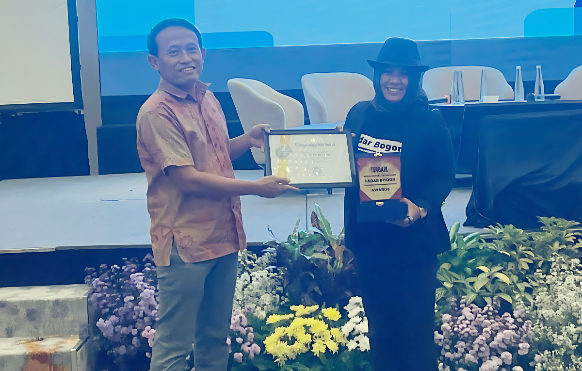 CEO Radar Bogor Grup, Nihrawati AS (kanan) saat menerima penghargaan dari Jawapos Grup sebagai Media Digital Terbaik tahun 2025.