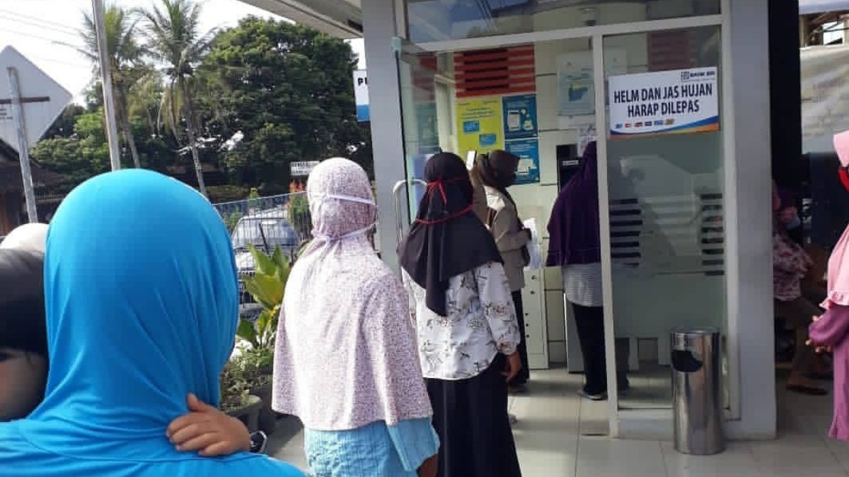 Ilustrasi antrean KPM mengecek saldo bansos rekening KKS