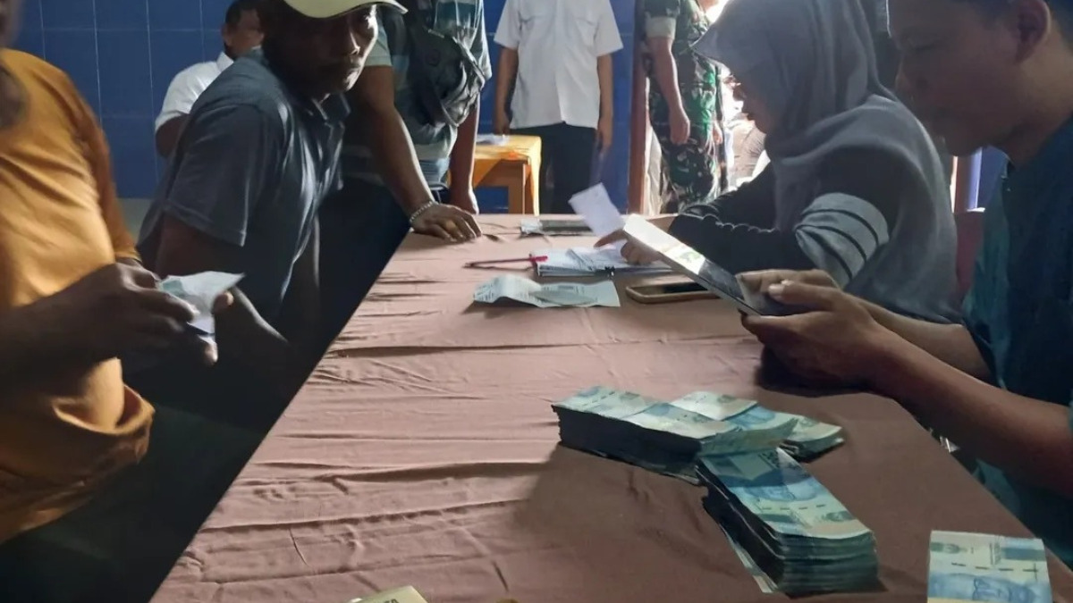 Ilustrasi penyaluran bansos kepada penerima manfaat.
