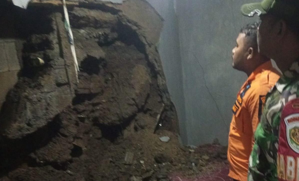 Kondisi dinding kamar tidur rumah warga jebol akibat longsor di Kecamatan Caringin, Kabupaten Bogor.
