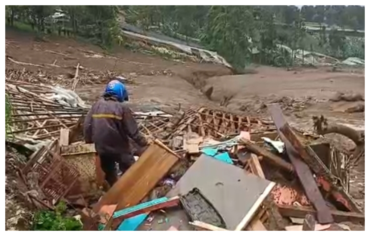 Puluhan rumah di Kampung Pasir Kuning, Desa Pasirlangu, Kecamatan Cisarua, Kabupaten Bandung Barat (KBB) tertimbun longsor, Sabtu 24 Januari 2026.