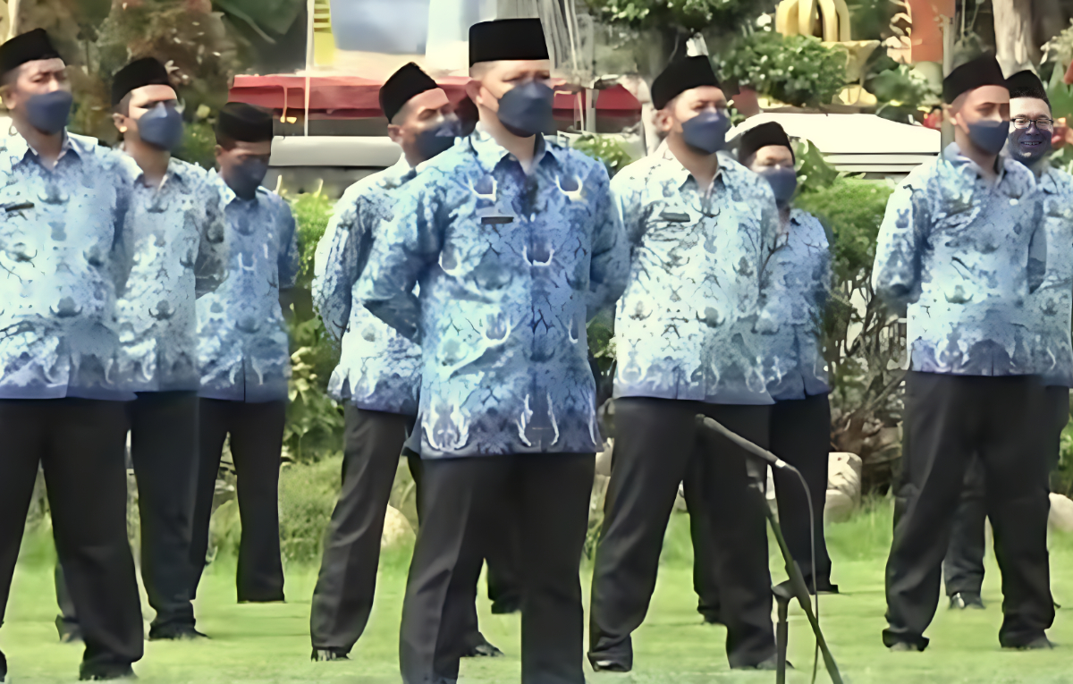 Para ASN sedang mengikuti upacara bendera.