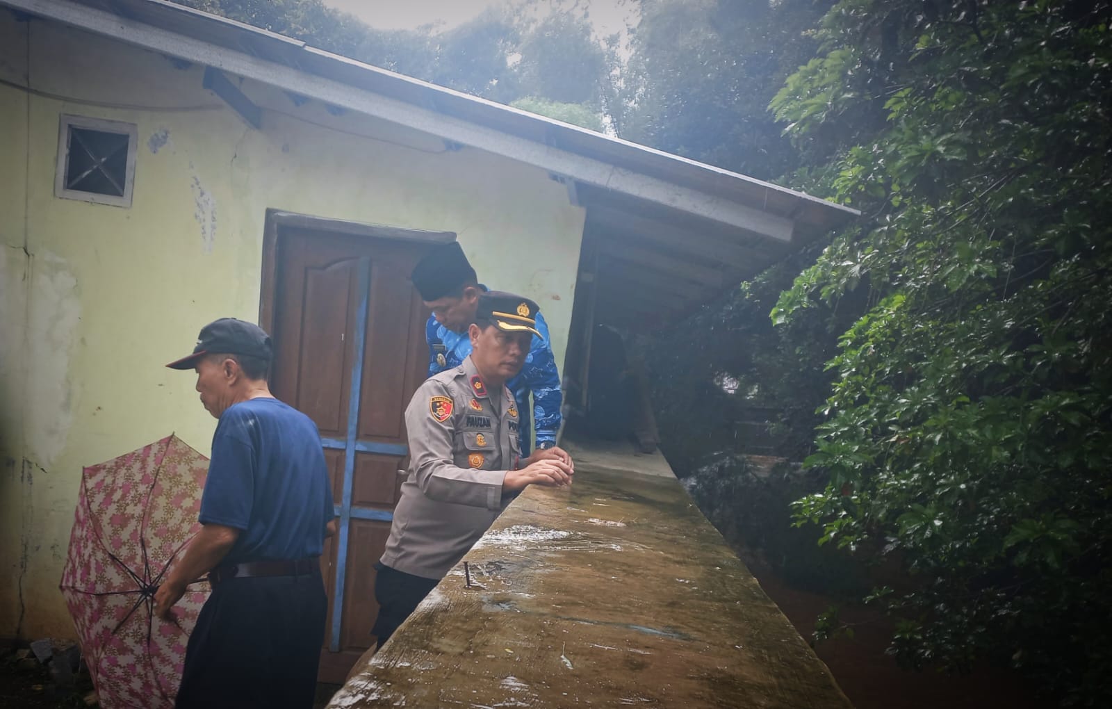 Fokompimcam Bojongsari melakukan pengecekan pemukiman di dekan aliran sungai Angke Bojongsari Depok, Jumat 23 Januari 2026.
