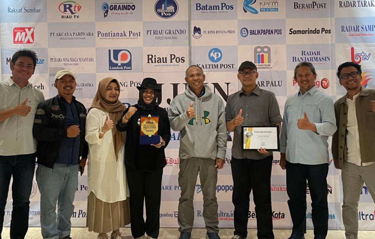 BANGGA : Radar Bogor menjadi Media Digital Terbaik 2025 se&ndash;Jawa Pos Group dalam ajang apresiasi yang dihelat di Hotel Santika, Surabaya, Jumat (23/1/2026) malam.