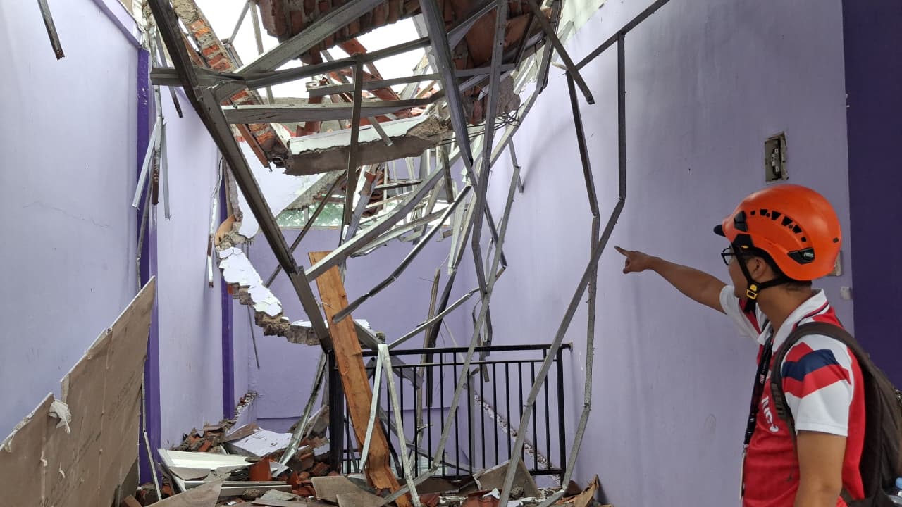 Pantauan Radar Bogor di lokasi kejadian atap ambruk di SMA Negeri 2 Gunung Putri, Kabupaten Bogor, Jumat 23 Januari 2026.