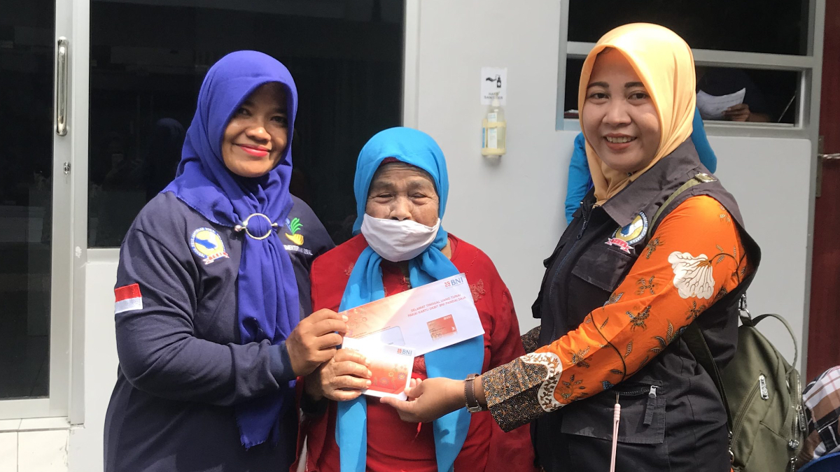 Ilustrasi. Pemberikan KKS untuk KPM bansos.