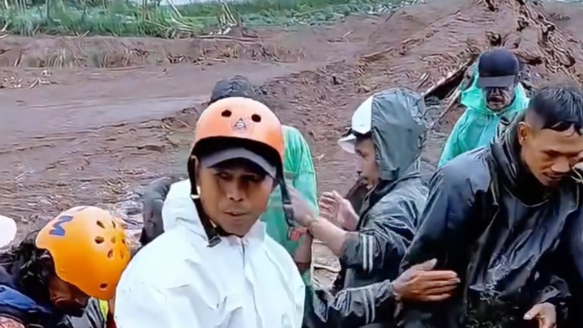 Evakuasi korban bencana longsor di Kabupaten Bandung Barat.