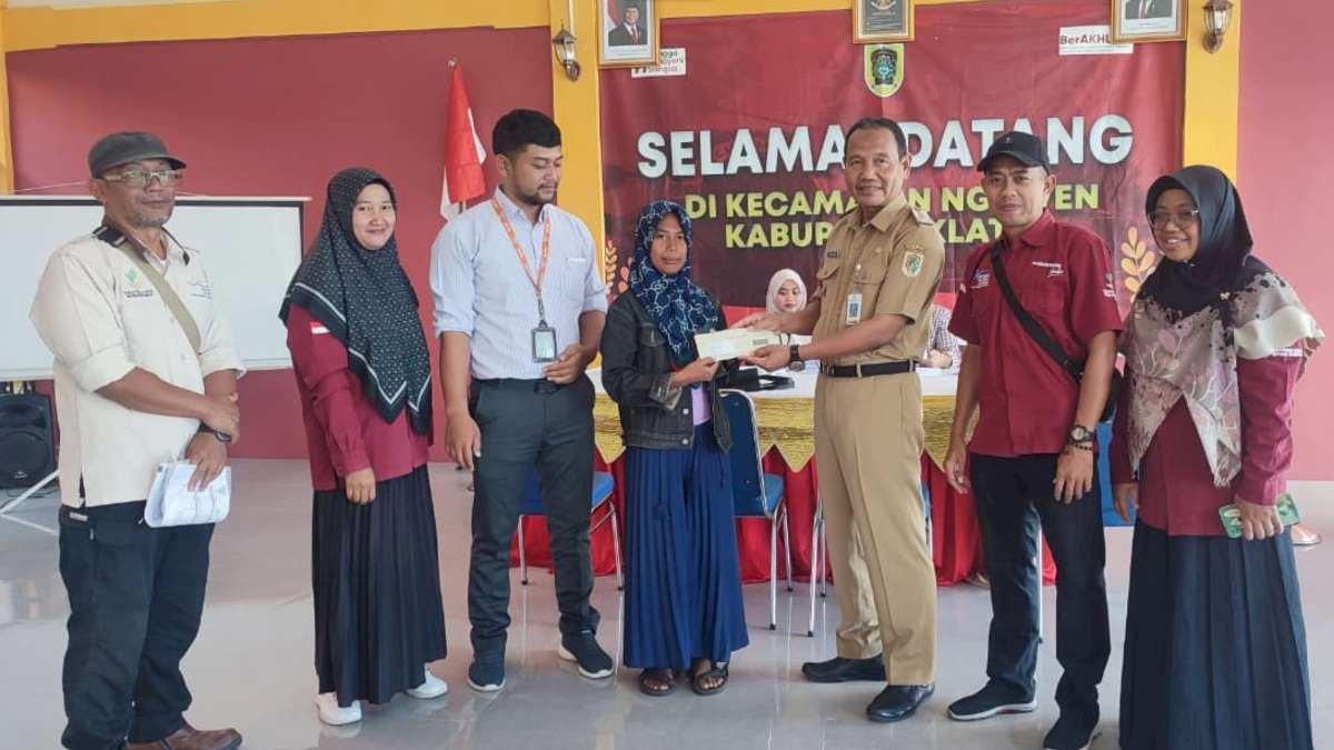 Ilustrasi. Penyerahan bansos KPM.