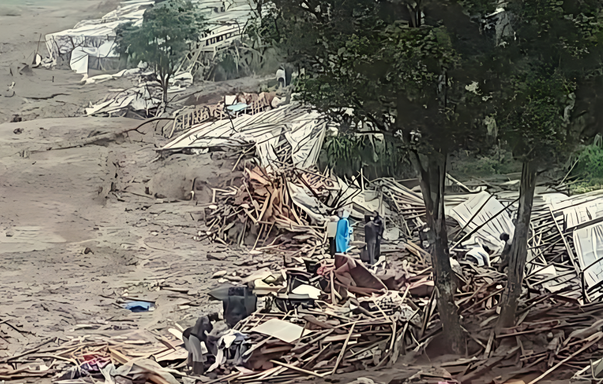 Warga dan petugas berada di lokasi longsor di Kampung Pasir Kuning, Kecamatan Cisarua, Kabupaten Bandung Barat, Sabtu 24 Januari 2026.