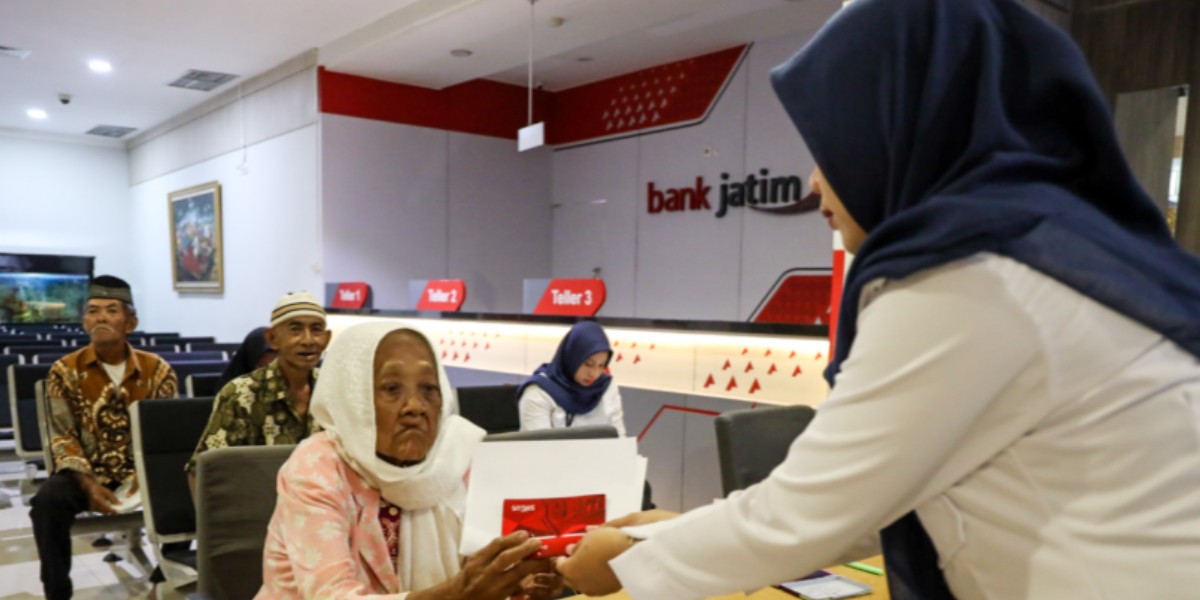 Ilustrasi penyaluran bansos kepada KPM.