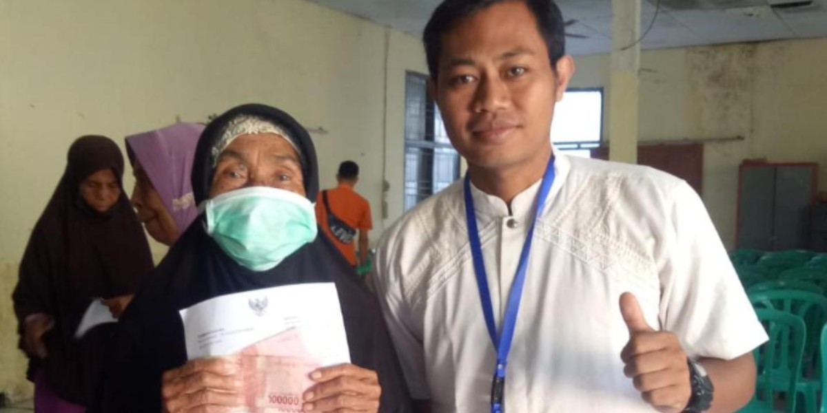 Ilustrasi KPM bansos mencairkan dana bantuan.