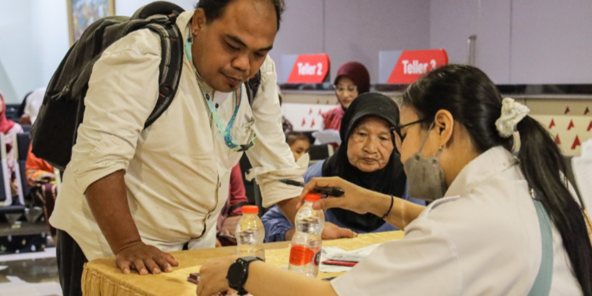 Ilustrasi penyaluran bansos kepada KPM.