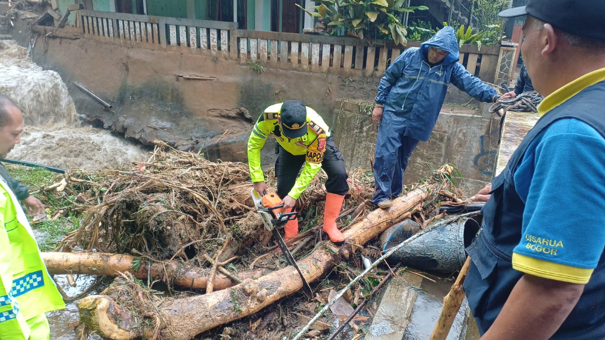Proses evakuasi jembatan putus di Cisarua Kabupaten Bogor.