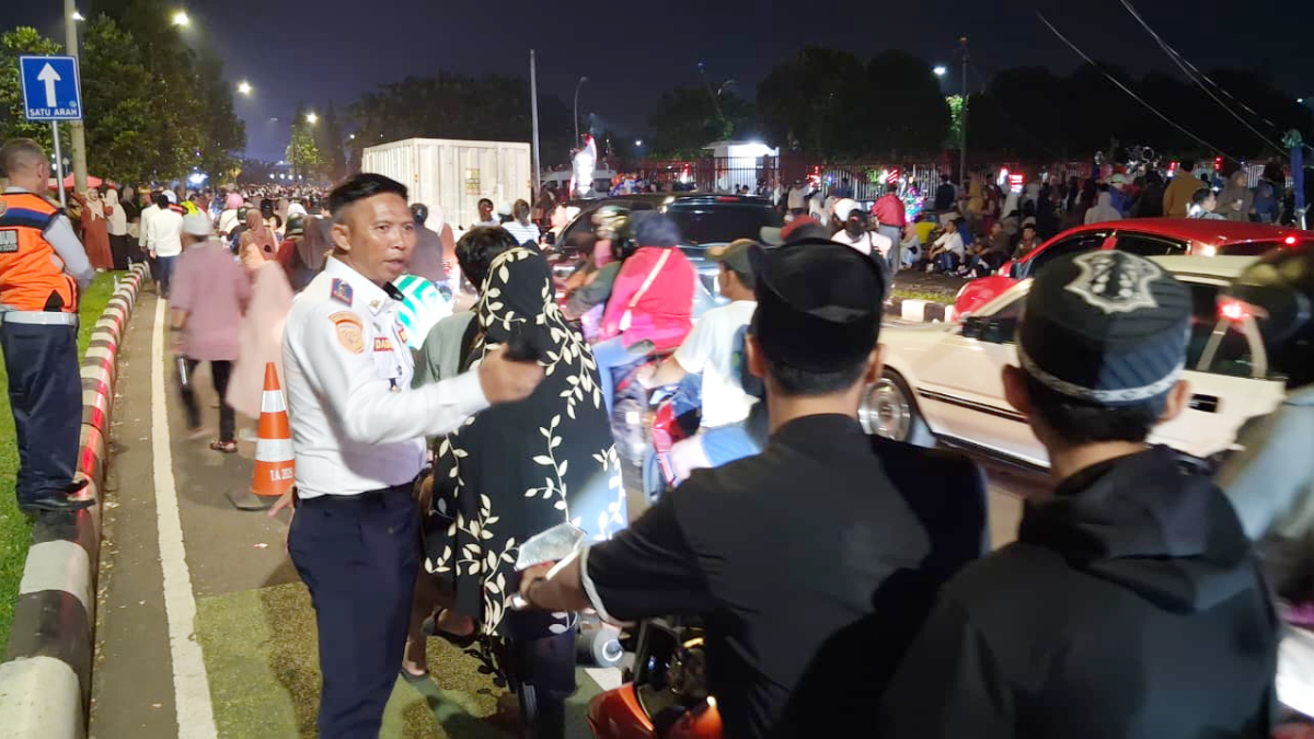 Kepala Bidang Lalu Lintas Dishub Kabupaten Bogor, Dadang Kosasih saat mengatur lalu lintas kegiatan tabligh akbar di Masjid Nurul Wathon, Kecamatan Cibinong, Kabupaten Bogor.