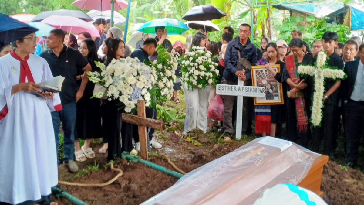 Pemakaman Esther Aprilita Pinarsinta B. Sianipar, pramugari yang menjadi korban kecelakaan pesawat ATR 42-500.