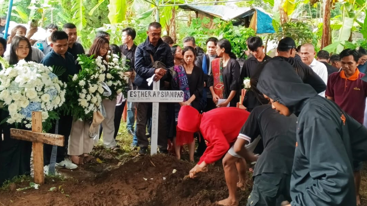 Pemakaman Esther Aprilita Pinarsinta B. Sianipar, pramugari yang menjadi korban kecelakaan pesawat ATR 42-500.