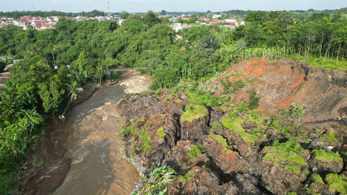 Kondisi Sungai Ciliwung di sekitar eks TPA Pondok Rajeg, Kecamatan Cibinong Kabupaten Bogor, Sabtu 24 Januari 2026.