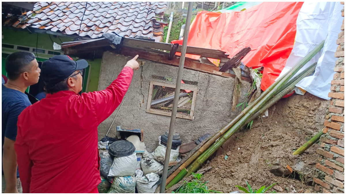 Wakil Ketua DPRD Kota Bogor Dadang Iskandar Danubrata, saat meninjau langsung lokasi tanah longsor di Cipaku.