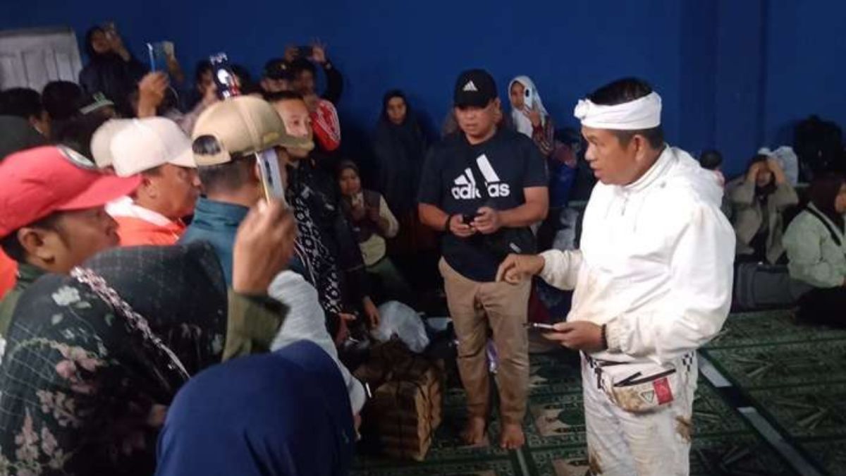 Gubernur Jawa Barat Dedi Mulyadi saat berada di lokasi bencana longsor di Bandung Barat.
