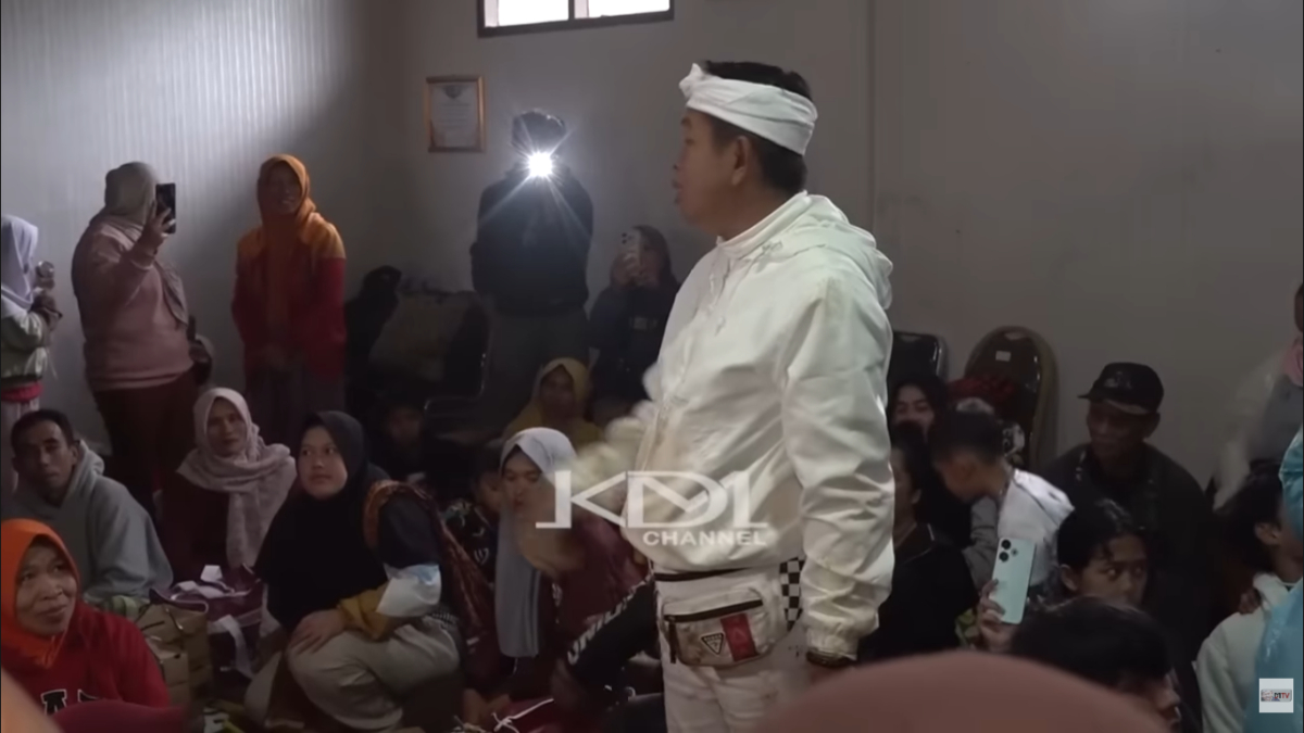 Gubernur Jawa Barat, Dedi Mulyadi, saat berkunjung ke kantor Desa Pasirlangu yang menjadi tempat pengungsian pascabencana tanah longsor