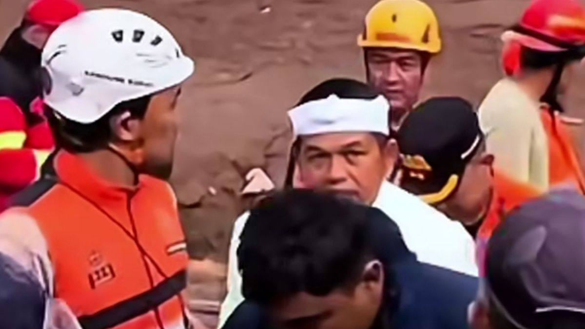 Gubernur Jawa Barat Dedi Mulyadi saat meninjau proses evakuasi korban meninggal dunia di lokasi longsor Bandung Barat.