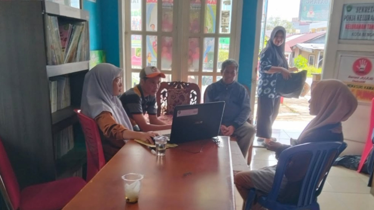 Ilustrasi operator SIKS-NG sedang mengecek status bansos PKH dan BPNT tahap 1 tahun 2026