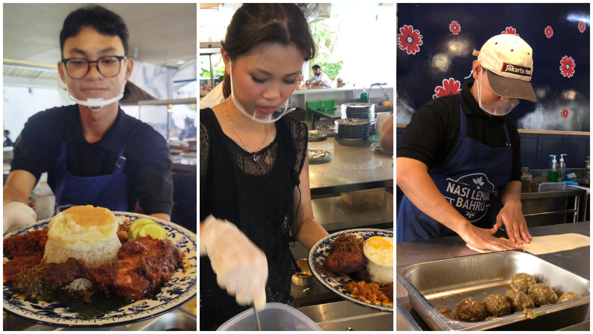 Pegawai Nasi Lemak Bahru menyajikan menu pesanan pengunjung.