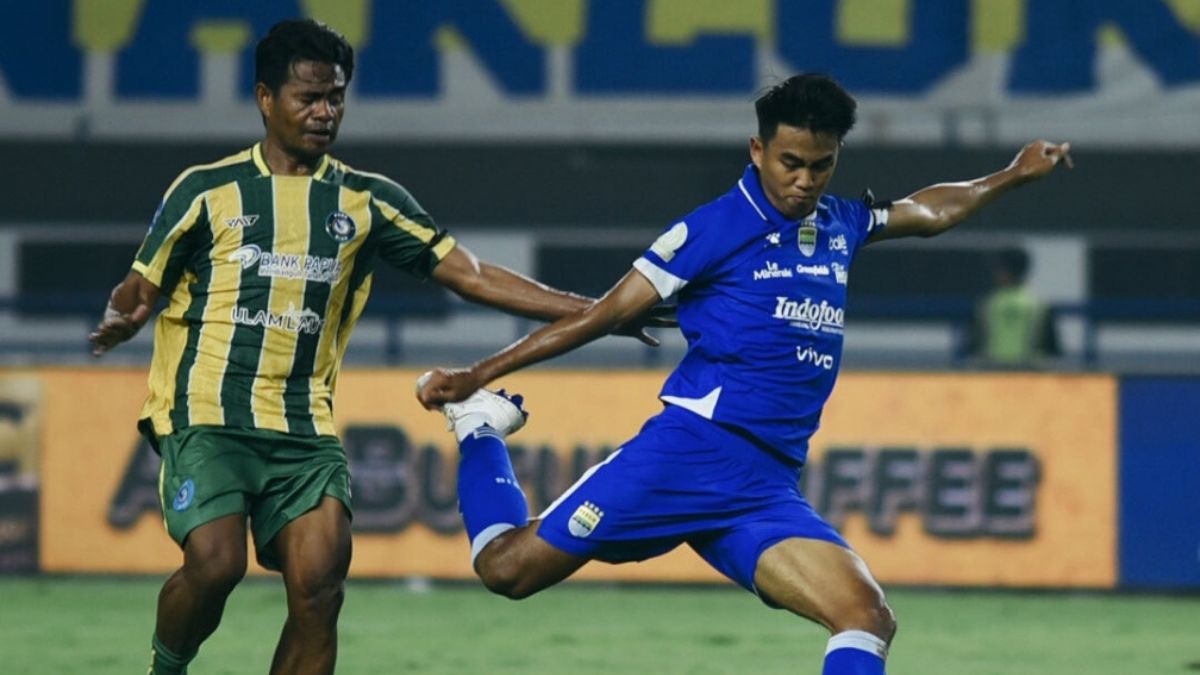 Momen pertandingan antara Persib Bandung melawan PSBS Biak.