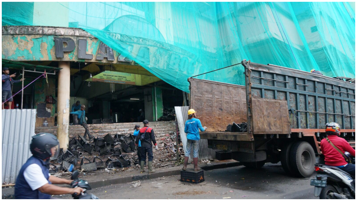 Sejumlah pekerja sedang mengangkut barang-barang yang dibongkar kesebuah truk di Plaza Bogor.