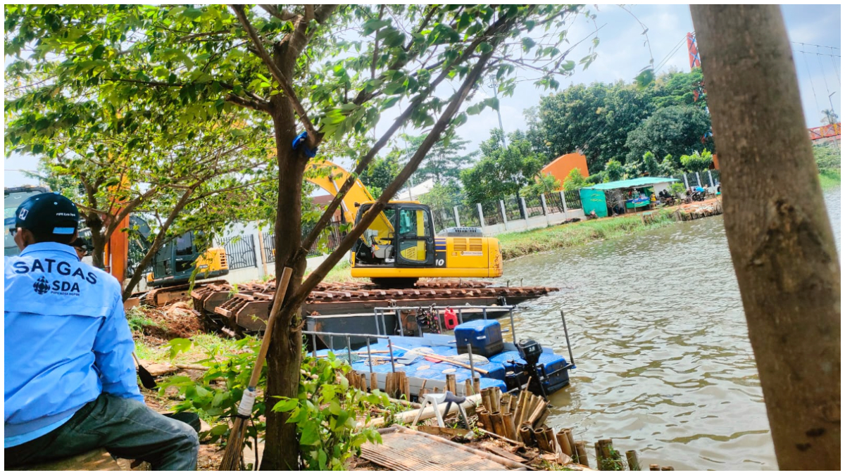 Suasana di lokasi konstruksi bangunan mirip pagar beton di atas Setu Tujuh Muara Kota Depok.