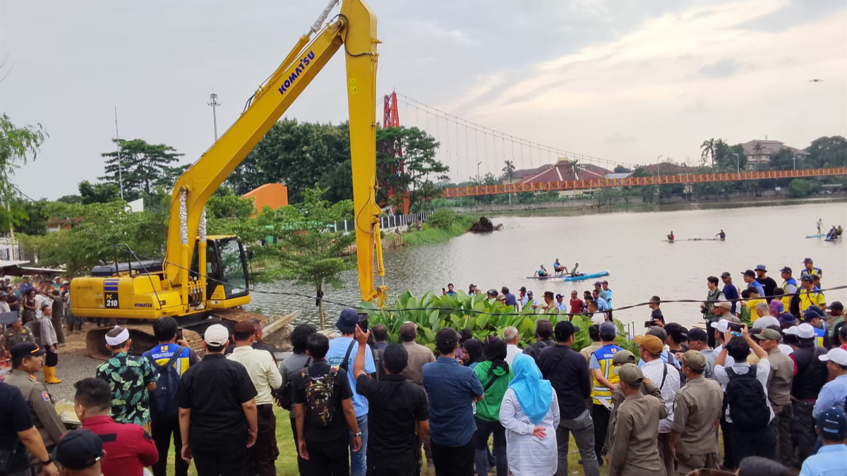Suasana sebelum pembongkaran kontruksi bangunan mirip pagar beton di Situ Tujuh Muara Kota Depok.