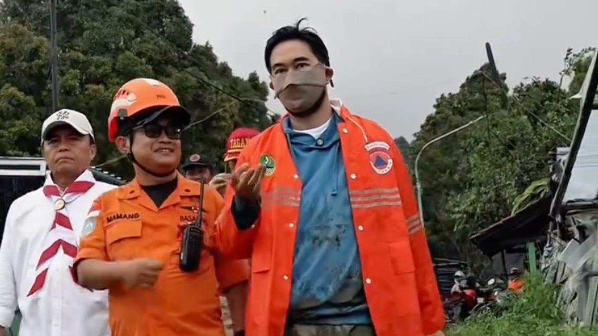 Bupati Bandung Barat Jeje Ritchi Ismali saat kunjungi lokasi longsor dan tetapkan sebagai darurat bencana.
