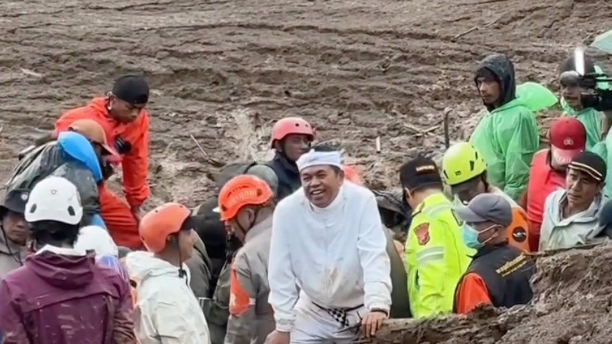 Gubernur Jawa Barat Dedi Mulyadi saat meninjau lokasi bencana longsor di Bandung Barat.