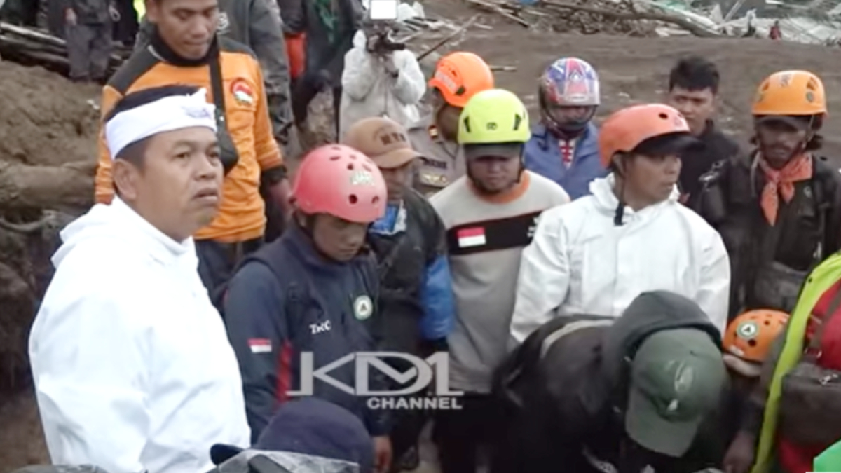 Gubernur Jawa Barat Dedi Mulyadi saat berada di lokasi longsor Kampung Pasir Kuning, Desa Pasirlangu, Kecamatan Cisarua, Kabupaten Bandung Barat.&nbsp;