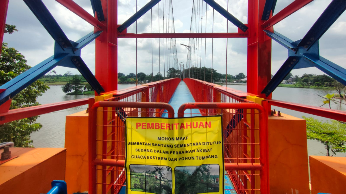Kondisi terkini Jembatan Juara Situ Tujuh Muara Depok yang rusak.