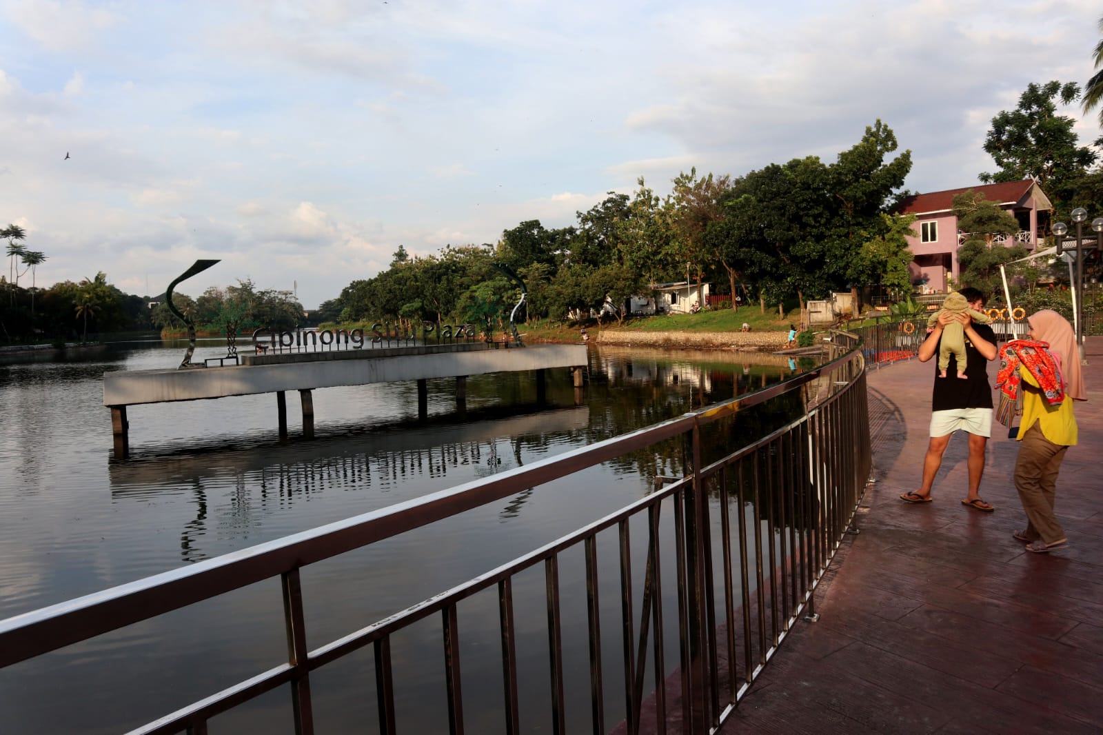 Warga bermain di Taman Situ Plaza Cibinong, Kabupaten Bogor, karena Pemkab Bogor bersiap pembanguan Alun-alun Tegar Beriman.