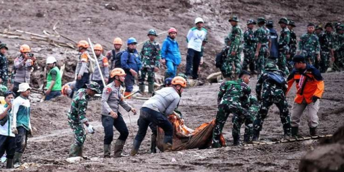 Proses pencarian dan evakuasi korban longsor di wilayah Bandung Barat.