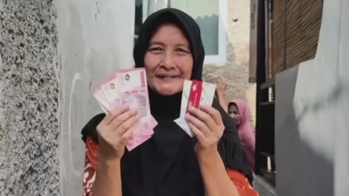 Ilustrasi KPM bansos PKH mencairkan dana bantuan.