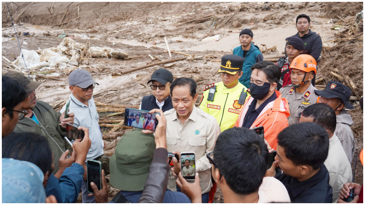 Menteri LH Hanif Faisol saat meninjau lokasi bencana longsor di Desa Pasirlangu, Kecamatan Cisarua, Kabupaten Bandung Barat, Minggu 25 Januari 2026.