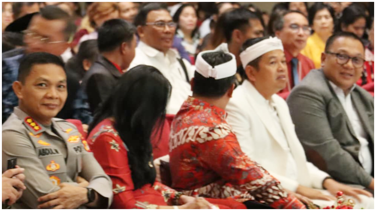Gubernur Jawa Barat Dedi Mulyadi bersama Wali Kota Depok, Supian Suri dan Kapolres Metro Depok Kombes Pol Abdul Waras saat menghadiri ibadah dan perayaan Natal di GBI Kamboja.