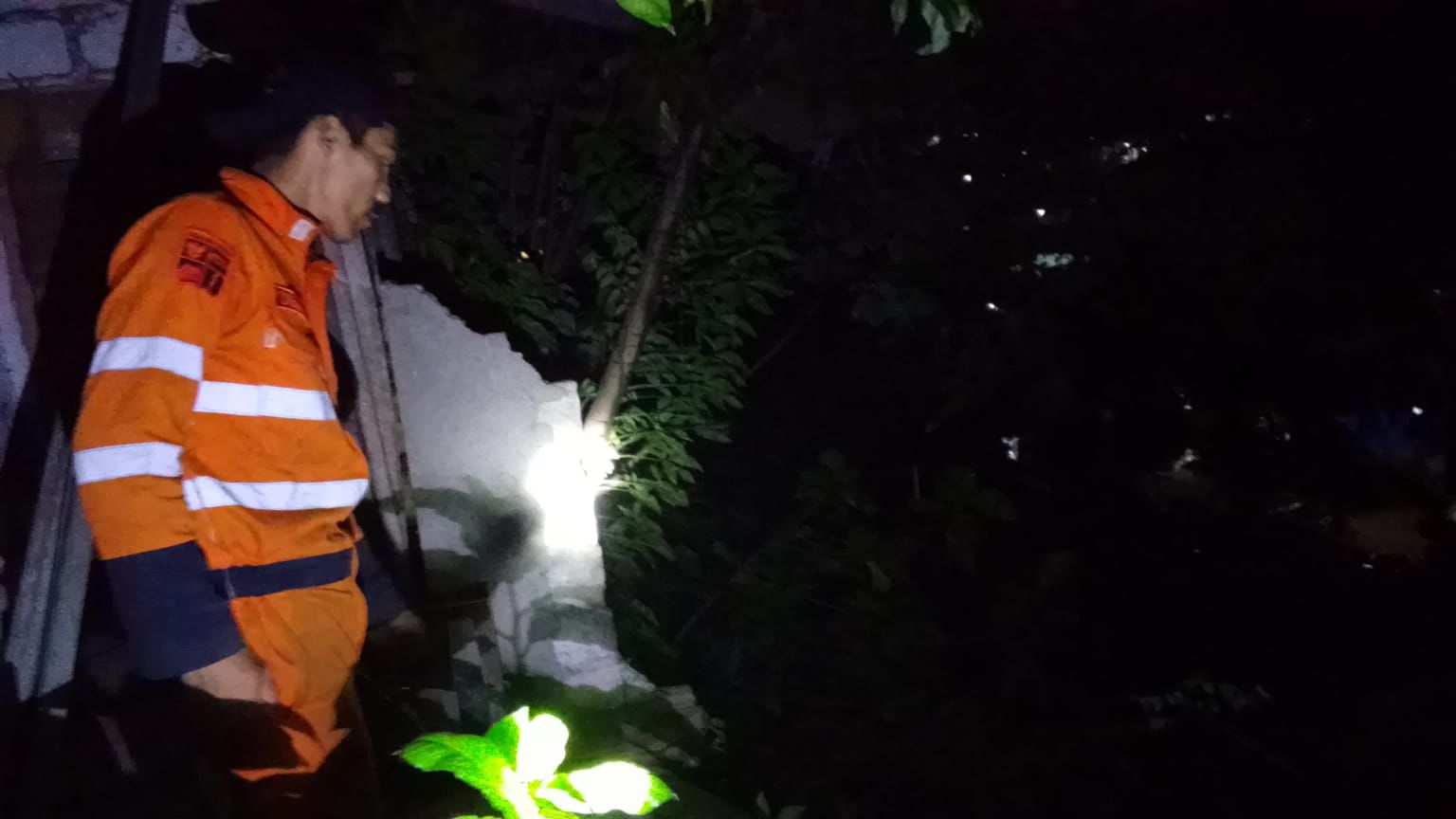 Kondisi tebingan yang longsor di Kelurahan Pasir Jaya, Kota Bogor.